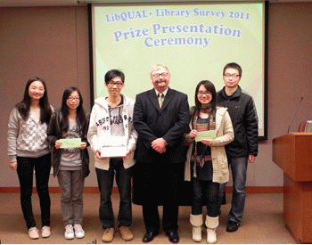 The University Librarian, Dr. Colin Storey, presented prizes to the prize draw winners.